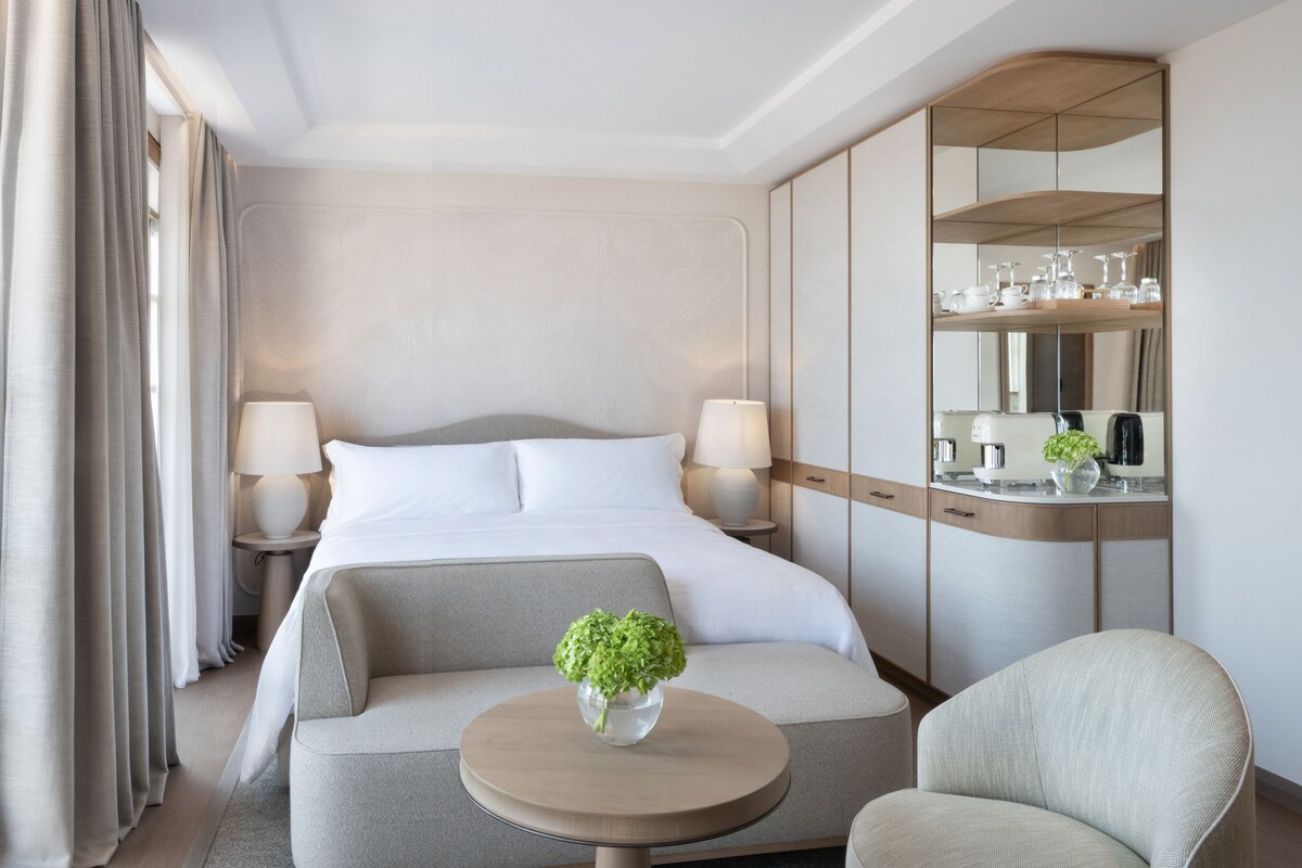 Minibar (free items), in-room safe, desk, blackout drapes
