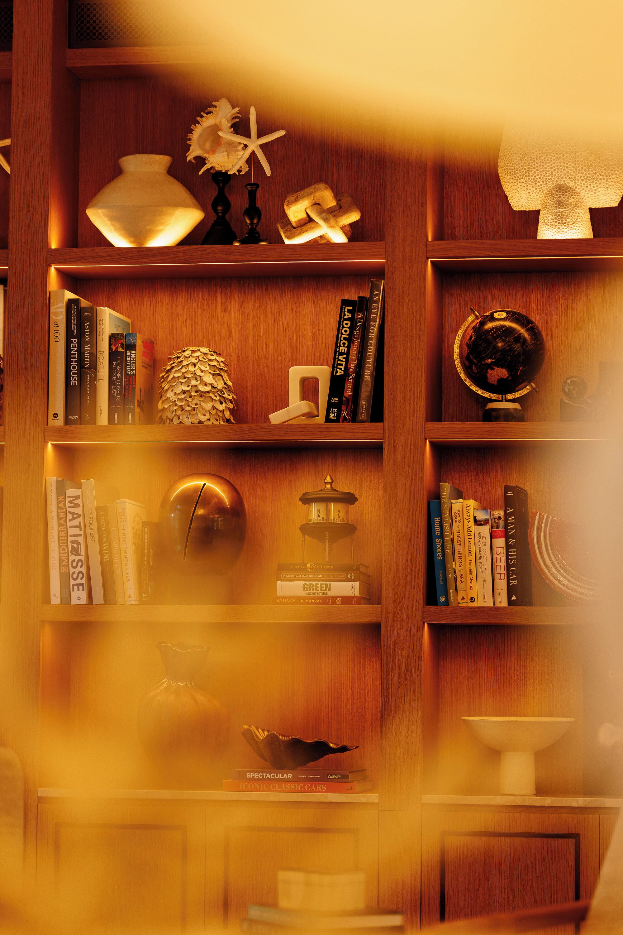 Ein Holzregal mit verschiedenen Dekorationselementen und Büchern.