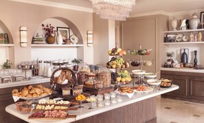 Tägliches Frühstücksbuffet (17 EUR pro Person)