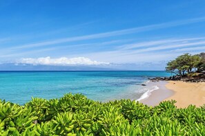 På stranden