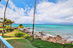 Property grounds - Modern Upgraded Oceanfront 1BR — Chic, Bright & Beachfront (Lahaina)