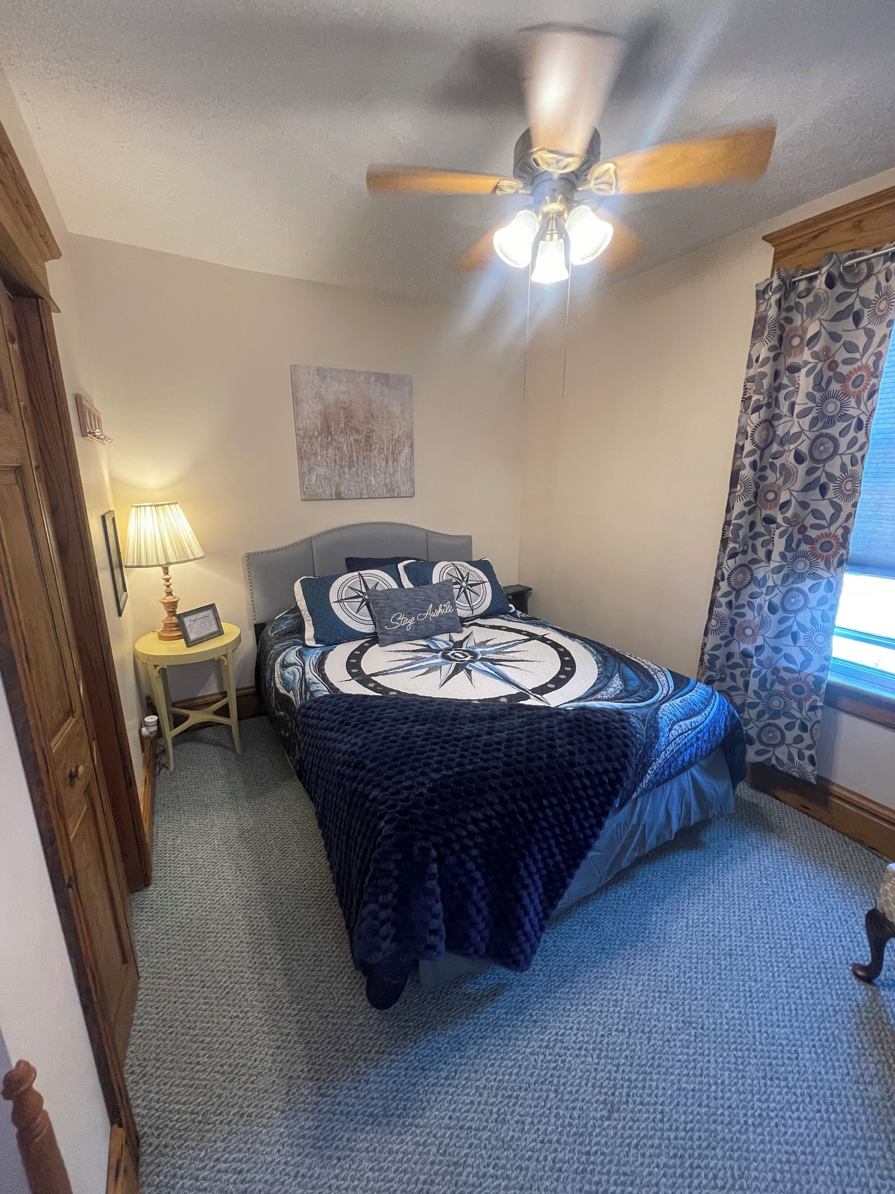 Een strijkplank/strijkijzer, wifi, beddengoed