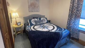 Een strijkplank/strijkijzer, wifi, beddengoed