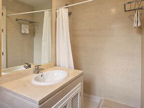 Shower, hair dryer, bidet - Garden floor apt, Ocean Pino Golf, Cabopino (Marbella)
