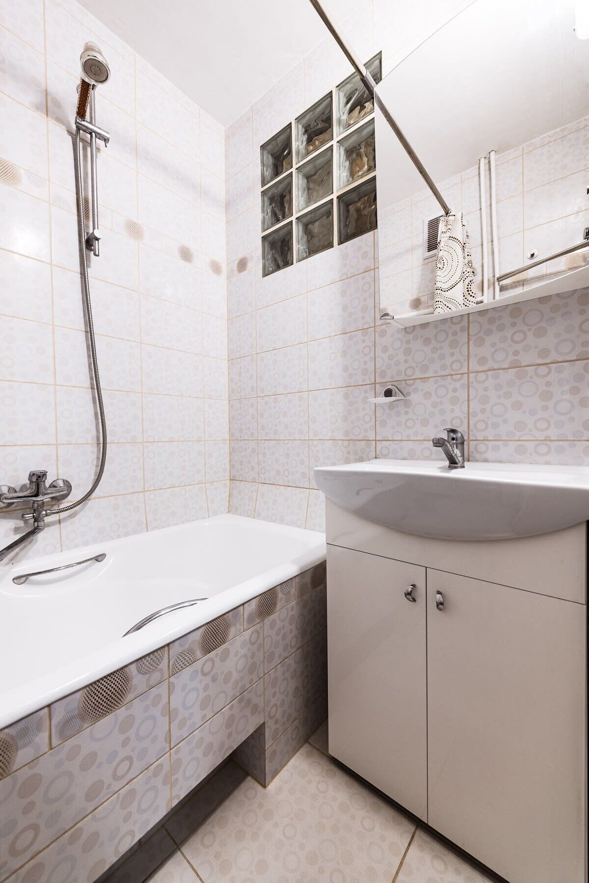 Secadora de cabello, toallas, jabón, papel de baño 