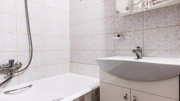 Secadora de cabello, toallas, jabón, papel de baño