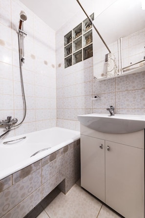 Haartrockner, Handtücher, Seife, Toilettenpapier