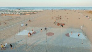 A beach with a basketball court and volleyball court. - The Charming Marina Village Tipo3-3 Bedroom Villa 6 Persons (Comacchio)