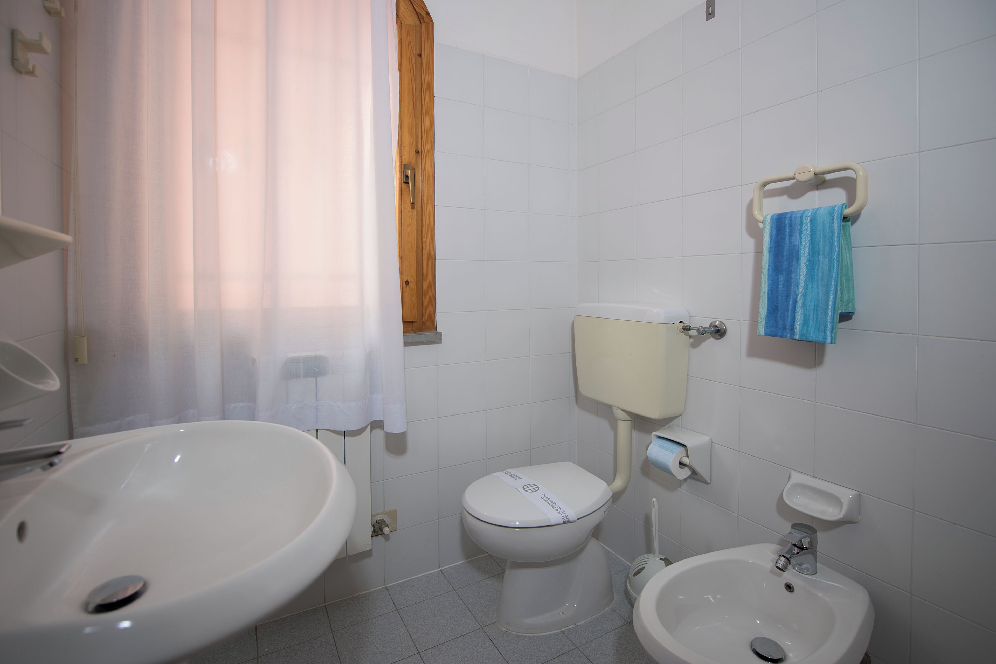 Ein Badezimmer mit Waschbecken, Toilette und Bidet.