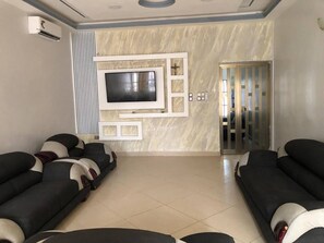 House, 4 Bedrooms | Living room - Mariagletta Cozy Villa (Abomey-Calavi)