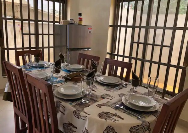 House, 4 Bedrooms | Dining room - Mariagletta Cozy Villa (Abomey-Calavi)