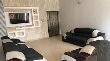 House, 4 Bedrooms | Living room