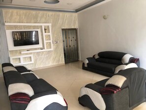 House, 4 Bedrooms | Living room - Mariagletta Cozy Villa (Abomey-Calavi)