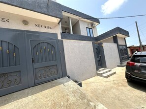 House, 4 Bedrooms | Exterior detail - Mariagletta Cozy Villa (Abomey-Calavi)