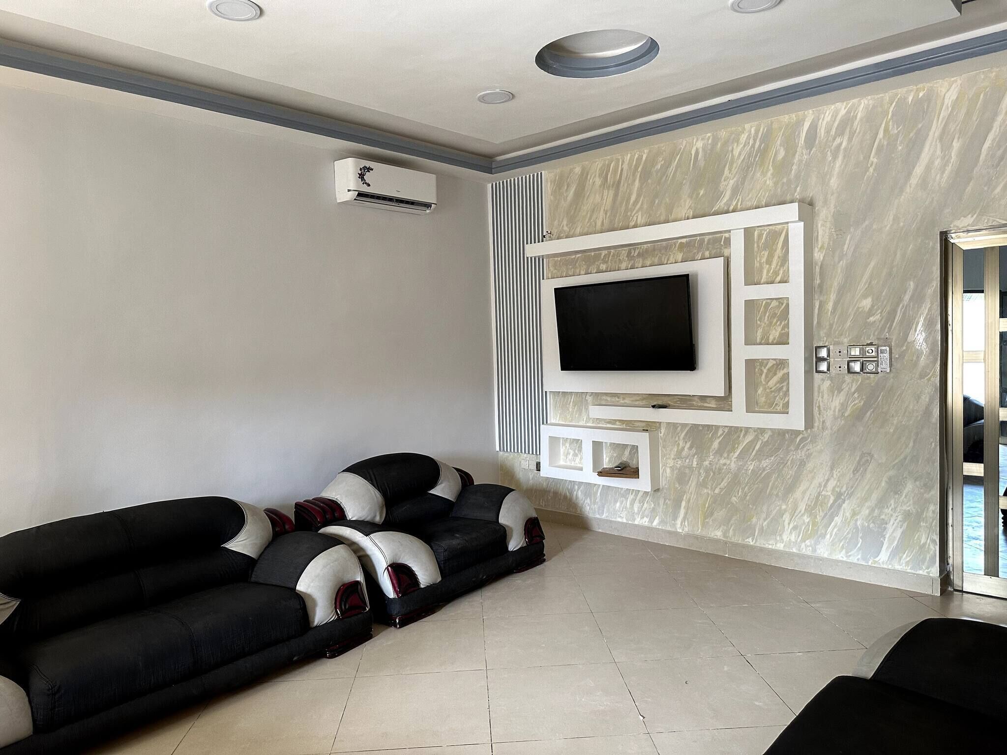 House, 4 Bedrooms | Living room