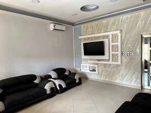 Nhà, 4 phòng ngủ | Phòng khách