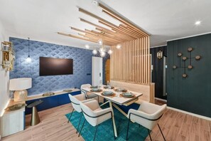 Apartment, Garden View | Dining - Appartement Porte de Paris avec parking (Sèvres)