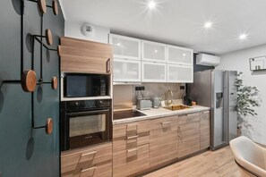 Apartment, Garden View | Private kitchen - Appartement Porte de Paris avec parking (Sèvres)