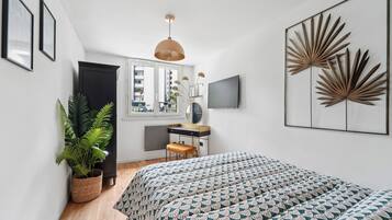 Caja de seguridad en la habitación y tabla de planchar con plancha