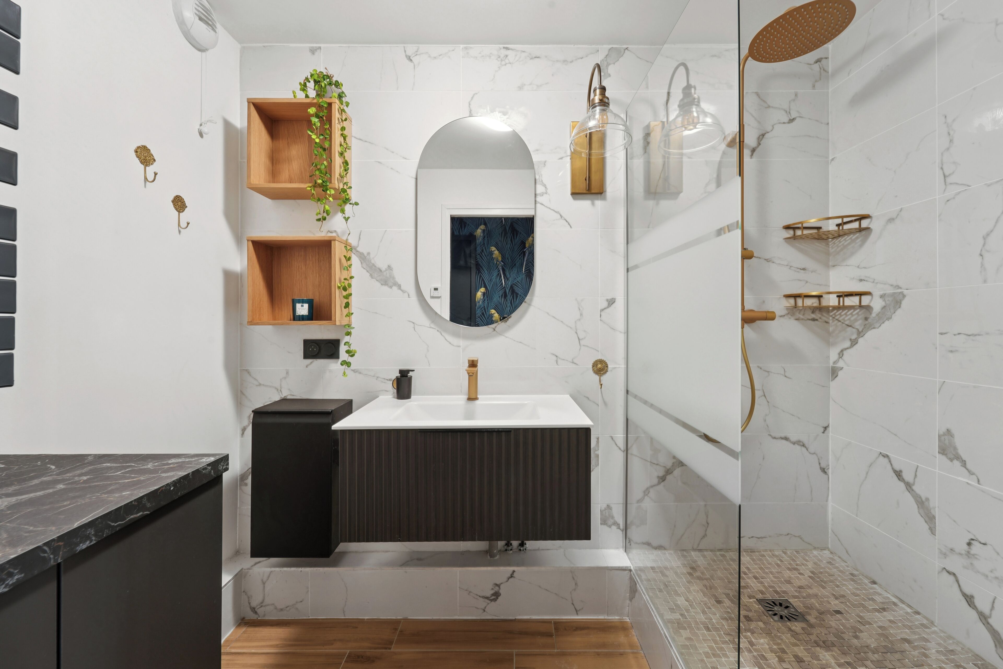 Design-Apartment | Badezimmer | Dusche, Haartrockner, Handtücher, Seife