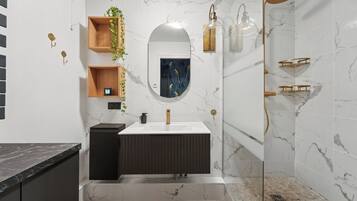 Design-Apartment | Badezimmer | Dusche, Haartrockner, Handtücher, Seife