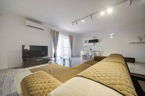 TV - Comfortable 3-Bedroom Home in Mellieha by Homely (Il-Mellieħa)