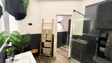 Douche, sèche-cheveux, bidet, serviettes fournies