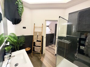 Shower, hair dryer, bidet, towels - Falco Luxury Home - Near Naples Airport/Town (Napoli)