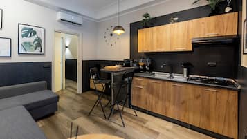 Frigorifero, forno, piano cottura, macchina per tè/caffè