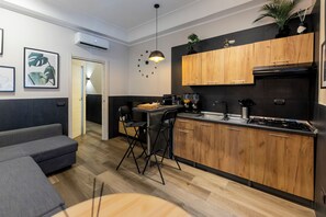 Frigorifero, forno, piano cottura, macchina per tè/caffè