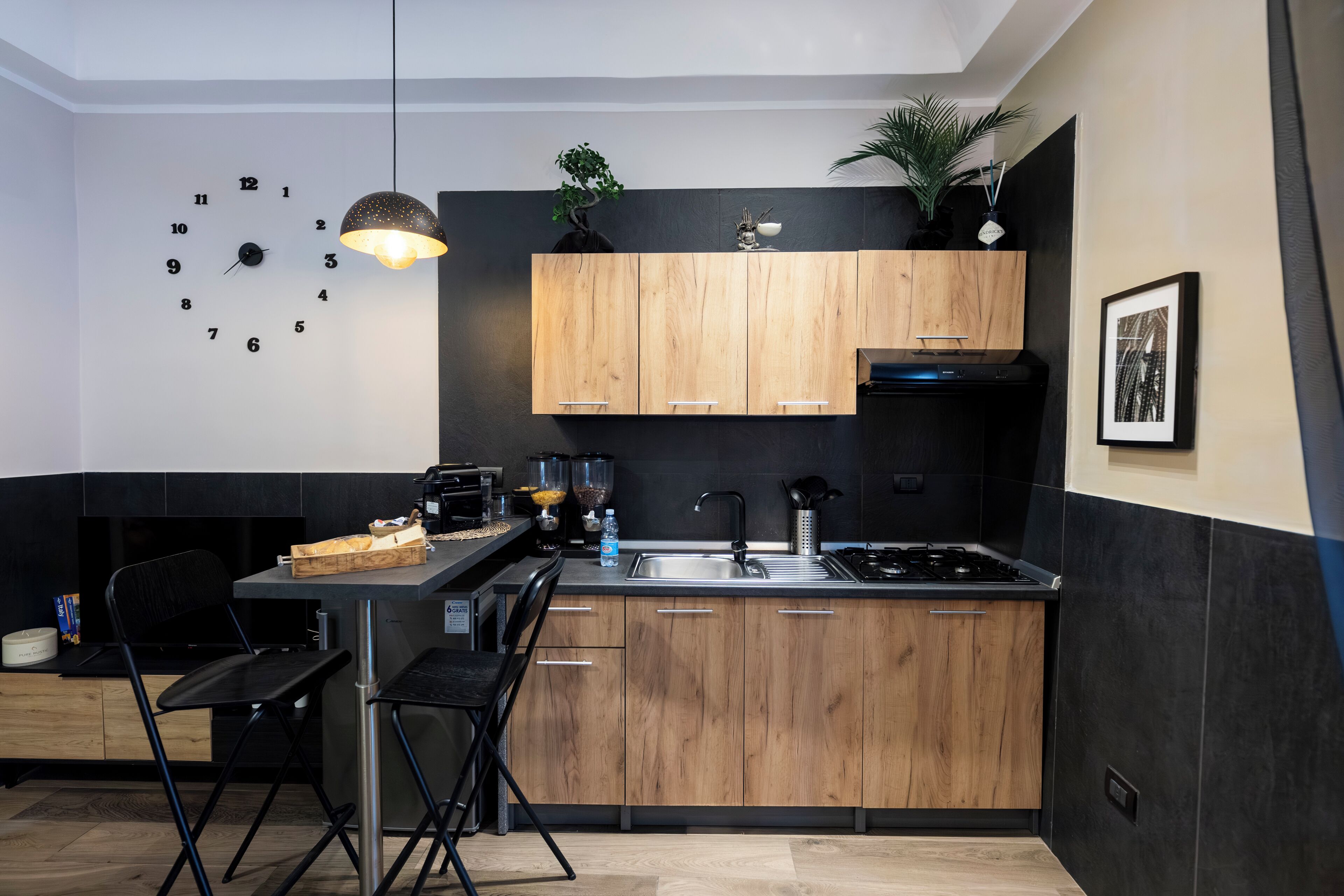 Kühlschrank, Ofen, Herdplatte, Wasserkocher mit Kaffee-/Teezubehör