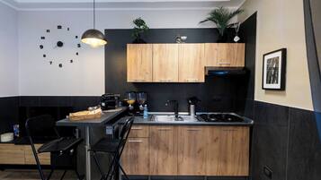 Kühlschrank, Ofen, Herdplatte, Wasserkocher mit Kaffee-/Teezubehör