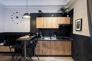 Réfrigérateur, un four, surface de cuisson, cafetière-théière