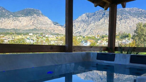 On voit clairement une piscine avec une chaîne de montagnes en arrière-plan.