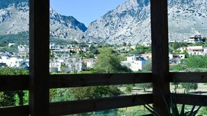 Une vue sur un paysage montagneux, avec une ville au premier plan.