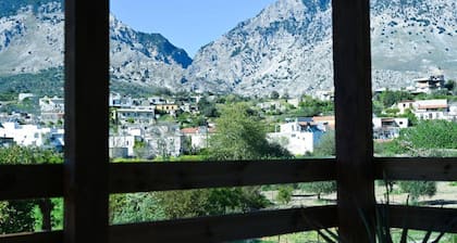 Zaros Traditional House - Private Hot Tub Retreat