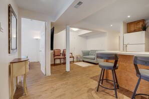 House | 2 bedrooms - Comfortable Whitby 2 Bedroom Lower Suite (Whitby)