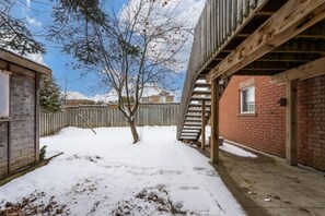 House | 2 bedrooms - Comfortable Whitby 2 Bedroom Lower Suite (Whitby)