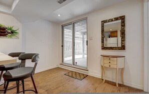House | 2 bedrooms - Comfortable Whitby 2 Bedroom Lower Suite (Whitby)