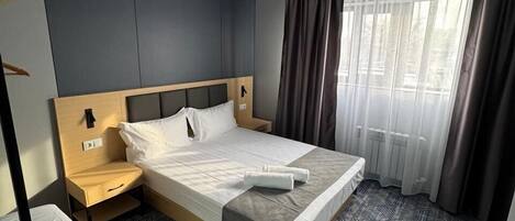 Comfort szoba kétszemélyes ággyal, kilátással a városra | Íróasztal, laptophoz jól használható munkafelület és ingyenes wifi