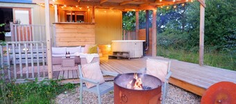 ลิวเวอร์ธี แมนเนอร์ ไฮด์อะเวย์ส  