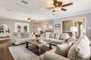 TV - Family, Couples, whole Pool House, 3/2, fenced (Pensacola)