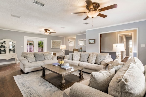 TV - Fenced Pool House w/ Game Room,  Beach 20m (Pensacola)