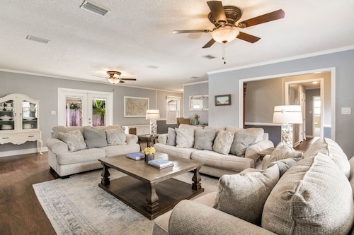 Fenced Pool House w/ Game Room,  Beach 20m