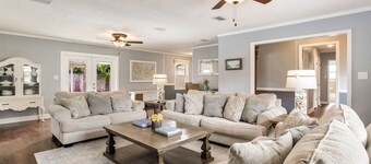 Fenced Pool House w/ Game Room,  Beach 20m
