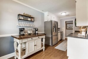 Fridge, microwave, oven, stovetop - Family, Couples, whole Pool House, 3/2, fenced (Pensacola)