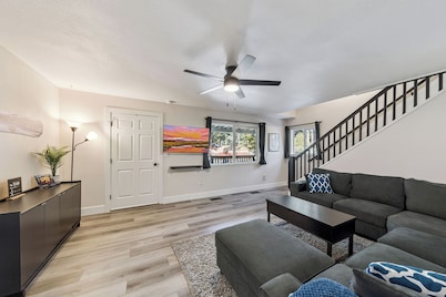 Tahoe Vibe Haus: Hot Tub, BBQ, Pets, Games, Lake, Hike, Ski