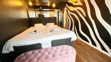 Deluxe appartement, uitzicht op de stad | Een strijkplank/strijkijzer, gratis wifi