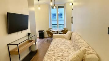 Deluxe Apartment, City View | Living area