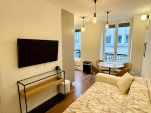 Superior Apartment, 1 Katil Ratu (Queen) dengan Katil Sofa, Hot Tub, City View | Peralatan tempat tidur premium, ruang kerja komputer riba 